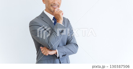 考えるシニアビジネスマン 130387506
