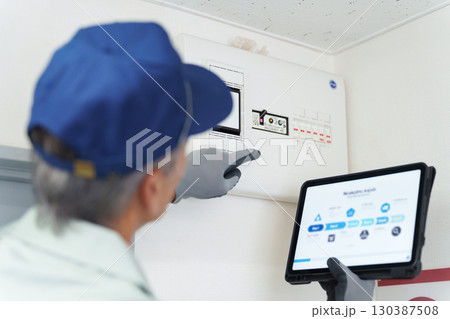 電気工事をするシニア男性作業員 130387508
