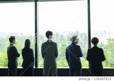 ラウンジで話をするビジネスマンとビジネスウーマン 130387813