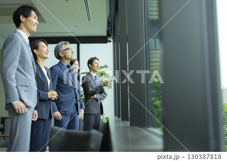 ラウンジで話をするビジネスマンとビジネスウーマン 130387818