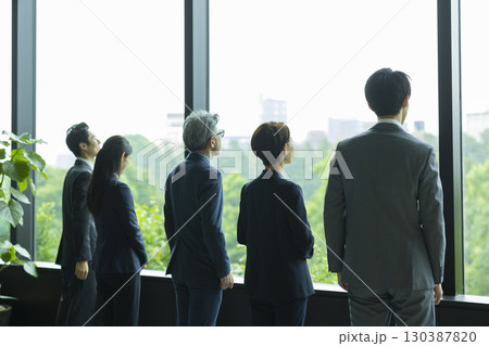 ラウンジで話をするビジネスマンとビジネスウーマン ラウンジで話をするビジネスマンとビジネスウーマン 130387820
