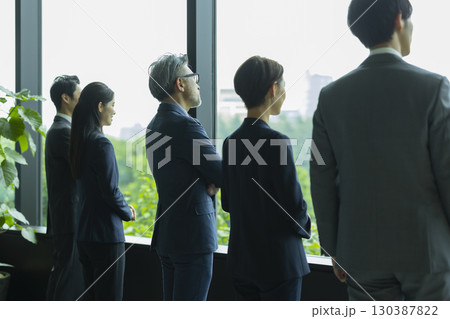 ラウンジで話をするビジネスマンとビジネスウーマン 130387822