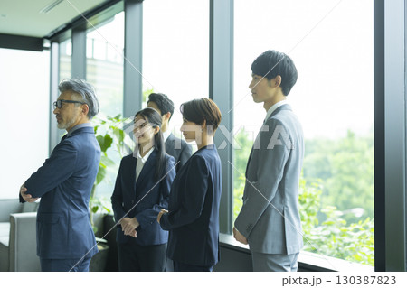 ラウンジで話をするビジネスマンとビジネスウーマン 130387823