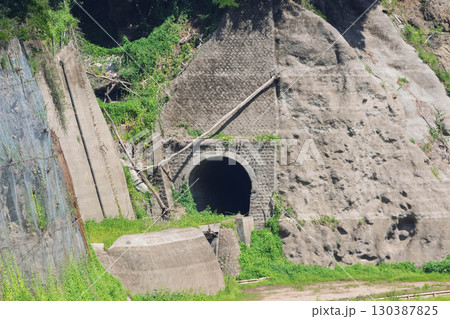 八ッ場ダムの水位低下で露出した旧吾妻線の水没トンネル 八ッ場ダムの水位低下で露出した旧吾妻線の水没トンネル 130387825