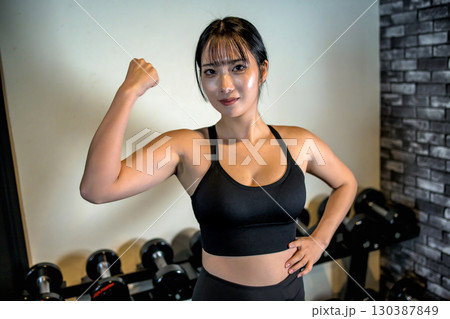 力こぶをつくる女性 ジムで運動するかっこいい女性 上半身 筋トレ女子 力こぶをつくる女性 ジムで運動するかっこいい女性 上半身 筋トレ女子 130387849