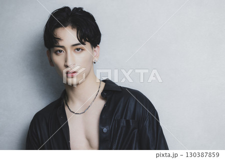 クールな男性 130387859