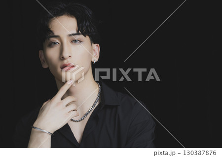 クールな男性 130387876