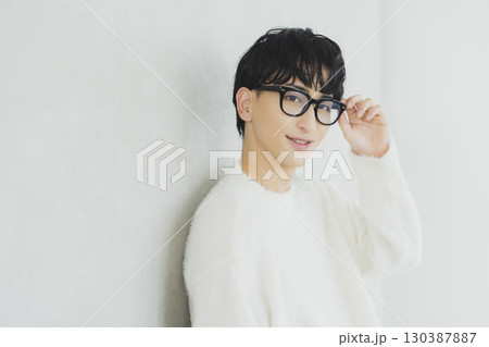 メガネをかけた男性 130387887