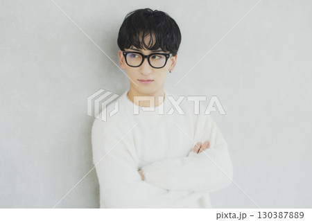 メガネをかけた男性 メガネをかけた男性 130387889