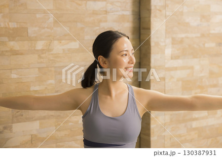 ホットヨガをする女性　　　 130387931