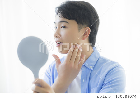 手鏡を見る男性 　　 130388074