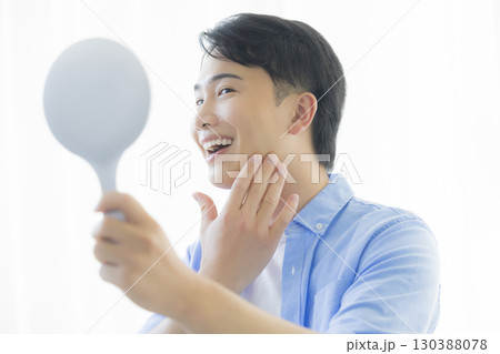 手鏡を見る男性 　　 130388078