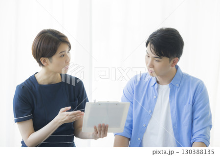 カウンセリングを受ける男性 130388135