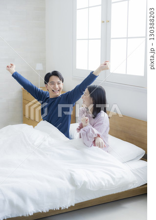 ベッドでリラックスする夫婦 130388203