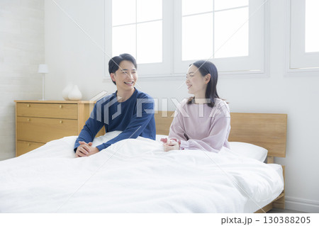 ベッドでリラックスする夫婦 130388205