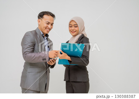 Successful Business Collaboration Between Professionals in Formal Attire 130388387