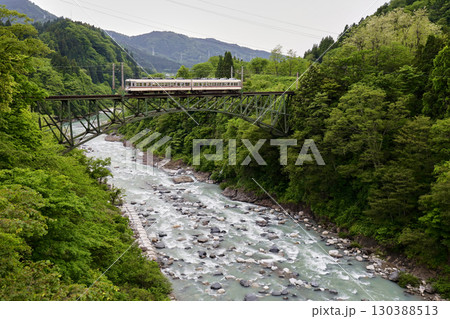新緑の中を走る富山地鉄 130388513