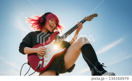 ギタリストの女性　音楽フェス 130388979