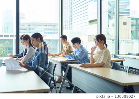 筆記試験を受ける人達 筆記試験を受ける人達 130389027