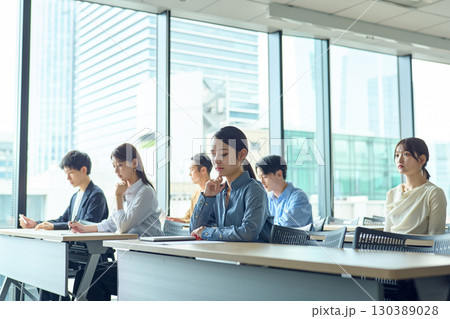 筆記試験を受ける人達 130389028