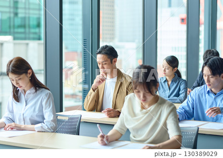 筆記試験を受ける人達 130389029