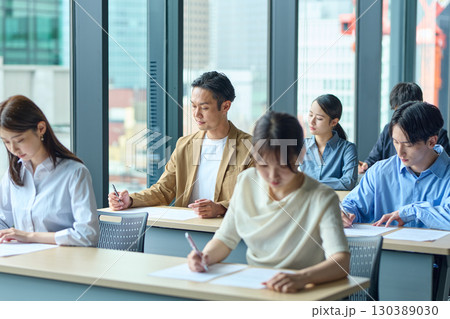 筆記試験を受ける人達 130389030