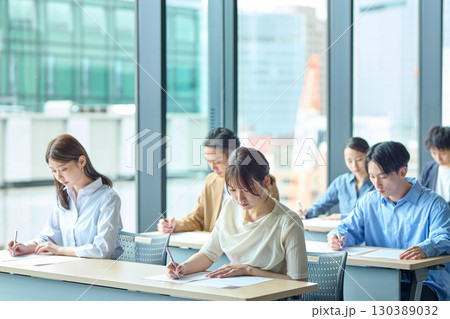 筆記試験を受ける人達 130389032
