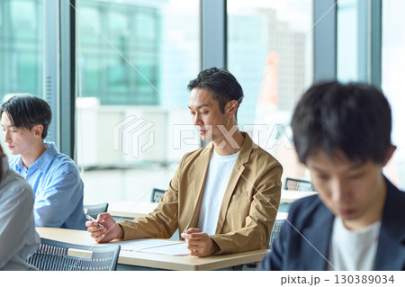 筆記試験を受ける人達 130389034