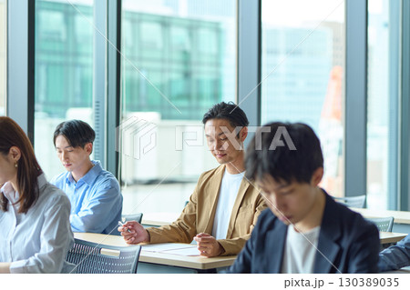 筆記試験を受ける人達 筆記試験を受ける人達 130389035