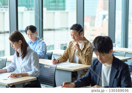 筆記試験を受ける人達 筆記試験を受ける人達 130389036