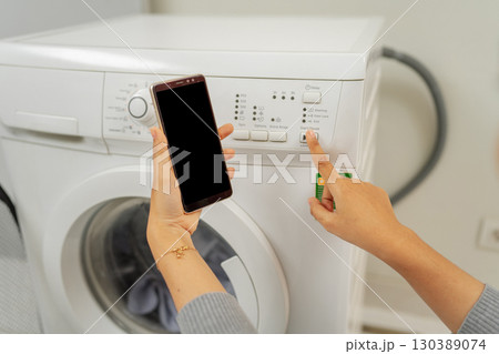 You can now control your washing machine settings conveniently via your smartphone You can now control your washing machine settings conveniently via your smartphone 130389074
