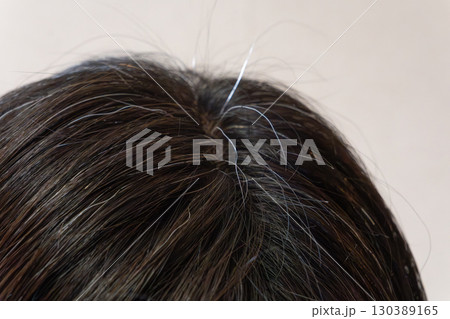 頭頂部に現れた白髪とアホ毛のクローズアップ画像　中高年女性 130389165