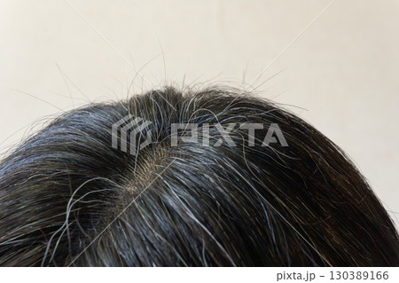 頭頂部に現れた白髪とアホ毛のクローズアップ画像　中高年女性 130389166