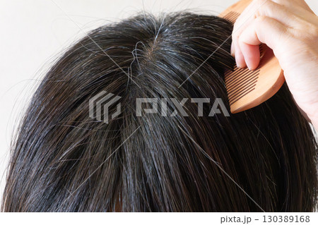 頭頂部に現れた白髪とアホ毛のクローズアップ画像　中高年女性 130389168