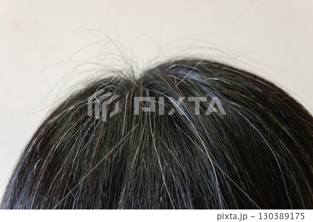 頭頂部に現れた白髪とアホ毛のクローズアップ画像　中高年女性 130389175