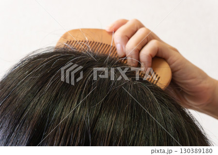 頭頂部に現れた白髪とアホ毛のクローズアップ画像　中高年女性 130389180