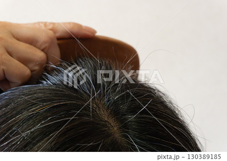 頭頂部に現れた白髪とアホ毛のクローズアップ画像　中高年女性 130389185