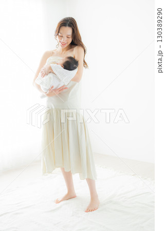 赤ちゃんとお母さん 赤ちゃんとお母さん 130389290