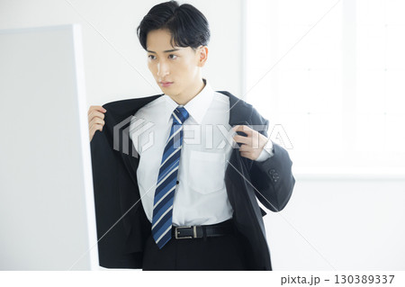 スーツを着た若い男性 130389337