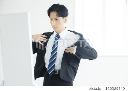 スーツを着た若い男性 スーツを着た若い男性 130389340