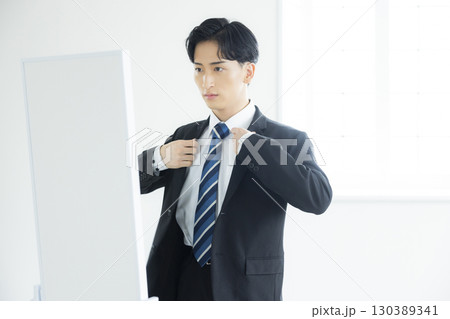 スーツを着た若い男性 130389341