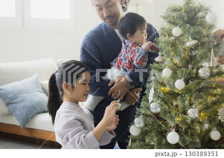 クリスマスツリーを飾る家族 クリスマスツリーを飾る家族 130389351