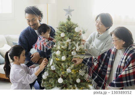 クリスマスツリーを飾る家族 130389352