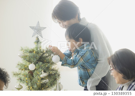 クリスマスツリーを飾る家族 130389355