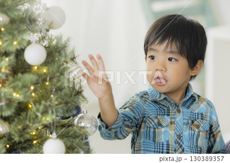 クリスマスツリーを飾る家族 130389357