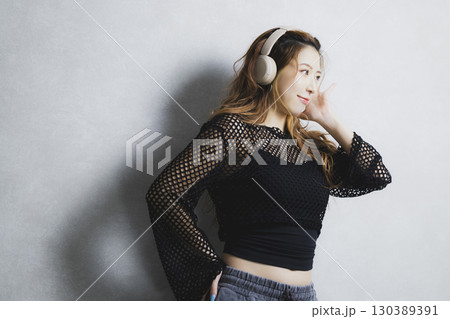音楽を聴く女性 130389391