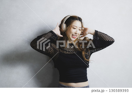 音楽を聴く女性 130389393