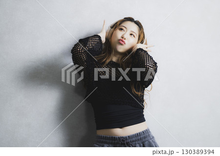 音楽を聴く女性 130389394