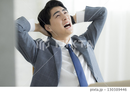 頭を抱えるビジネスマン 頭を抱えるビジネスマン 130389446