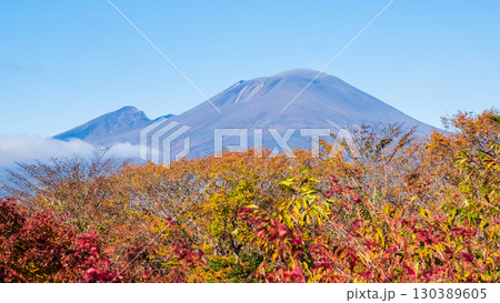 旧碓氷峠見晴台（秋）：浅間山を望む 130389605